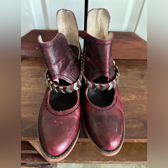 Freebird Blade Ankle Bootie - Picture 6 of 8